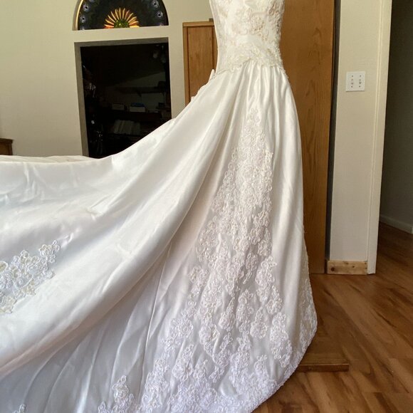 1) Wedding Gown: The Longest Train - Picture 8 of 16
